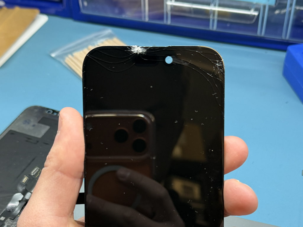 prasklý displej iPhone